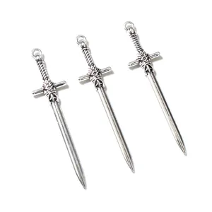 Drei Vintage Schwert-Anhänger aus Legierung für DIY-Schmuck in antiker Silberoptik
