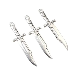 Detailansicht von drei Vintage-Silberschwert-Anhängern aus Legierung für DIY-Schmuck