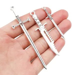 Drei antike silberne Schwert-Anhänger in verschiedenen Stilen für DIY Schmuck