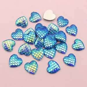 Makro-Detail von 12mm herzförmigen Meerjungfrauen-Schuppen-Resin-Anhängern für DIY-Schmuck