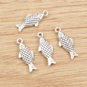 Antiksilberne Fisch-Legierung Anhänger für DIY Schmuckherstellung auf Holzuntergrund