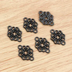 Detailansicht von sechs schwarzen Schmuckverbindern mit doppelten Ösen für DIY-Schmuck