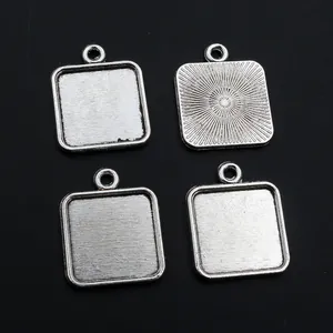 Makro-Detail von 15mm quadratischen Legierungs-Anhängern für DIY-Schmuck mit Sonnenstrahlmuster