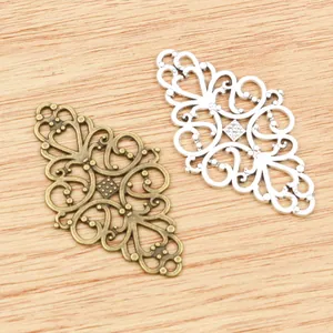 Makro-Detail von Legierung Rauten-Verbindern in Bronze und Silber für DIY Schmuckherstellung