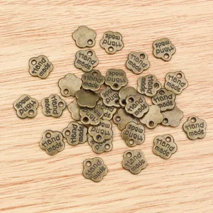 Haufen bronzefarbener 8mm Blumenanhänger für DIY Schmuck mit Hand Made Gravur Details