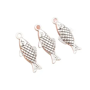 Drei fischförmige Anhänger aus antikem Silber für DIY-Schmuck mit feinen Schuppendetails