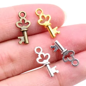 Set aus 4 Vintage-Schlüsselanhängern aus Legierung in Bronze, Gold und Silber für DIY