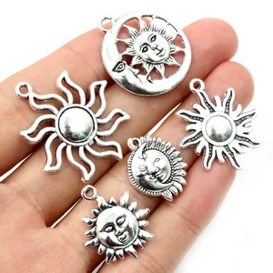 Detailansicht der Vintage-Silberanhänger Sonne und Mond in der Hand für den Größenvergleich