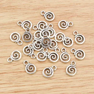 Makroansicht der Vintage-Silberspiral-Legierungsanhänger für DIY-Schmuckherstellung