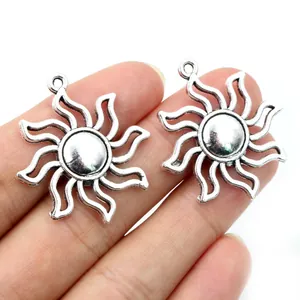 Zwei Vintage-Sonnenanhänger aus Legierung mit hohlen Strahlen für DIY-Schmuckherstellung