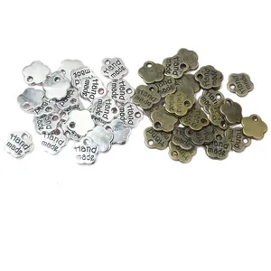 Blumenförmige Metallanhänger in Silber und Bronze für DIY-Schmuckherstellung.