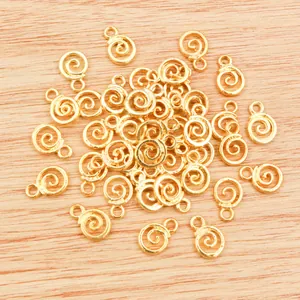 Detailansicht goldener Spiralanhänger für DIY-Schmuck auf hellem Holzgrund