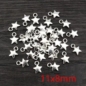 Makroaufnahme von 11x8mm Stern-Anhängern aus Legierung auf Holz für DIY-Schmuckherstellung