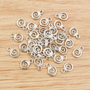 Detailansicht von silbernen Spiralanhängern aus Legierung für DIY-Schmuckherstellung