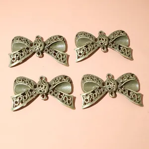 Vintage Bronze Schleifenanhänger mit filigranem Design für DIY-Schmuckherstellung