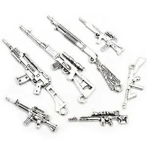 Detailliertes Set aus Vintage-Silberlegierung-Miniaturwaffen mit realistischer Metalltextur