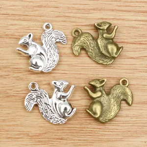 Makroaufnahme von Eichhörnchen-Anhängern aus Legierung in Silber und Antik-Bronze