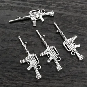 Set mit vier Vintage-Silberlegierung Maschinengewehr-Anhängern für DIY Schmuck