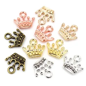 Makroaufnahme von 13x14mm Kronen-Anhängern aus Legierung in Gold, Silber und Bronze