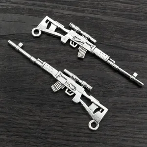 Zwei silberne Scharfschützengewehr-Anhänger aus Legierung auf Holz für DIY-Schmuck