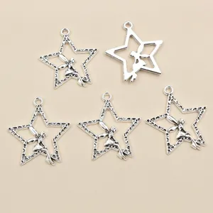Detailansicht von fünf Vintage-Sternanhängern mit geflügelter Fee für DIY-Schmuck