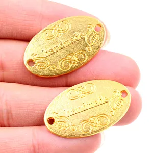 Makroansicht ovaler Handmade-Metallanhänger in Gold für DIY-Schmuckherstellung
