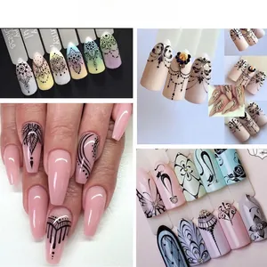Vue détaillée des autocollants pour ongles avec lignes noires et mandalas