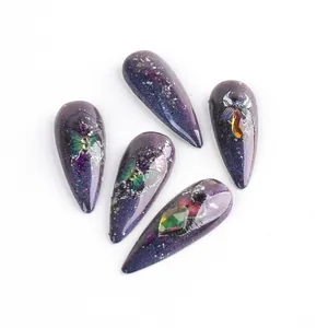 Uñas stiletto degradado morado oscuro con pegatinas de mariposas y diamantes brillantes
