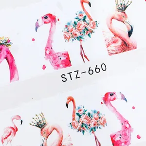 Detailopname van aquarel flamingo nagelstickers met bloemen en gouden kronen