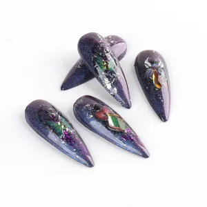 Uñas postizas ojo de gato moradas con motivos de mariposas y diamantes de imitación