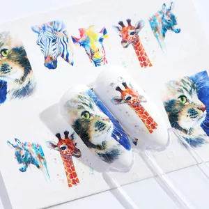 Detail van aquarel dieren nagelstickers met kleurrijke giraffe en zebra patronen
