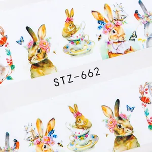 Detail van nagelstickers met waterverf konijnen en prachtige bloemenpatronen