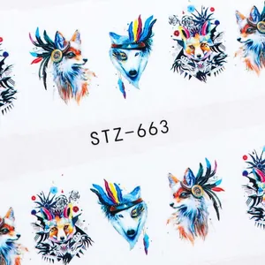Detail van STZ-663 nagelstickers met tribale vossen en wolven met gekleurde veren