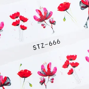 Macro-opname van STZ-666 nagelwaterstickers met rode klaprozen en roze bloemmotieven