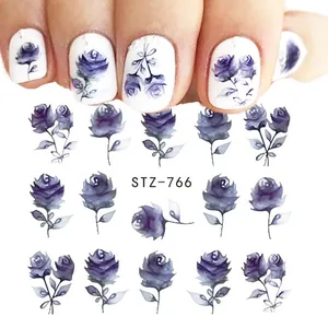 Détail d'autocollants pour ongles roses violettes avec art floral et lignes noires