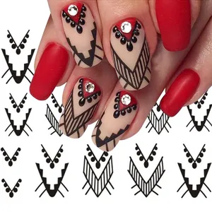 Stickers nail art géométriques noirs avec motifs en V sur ongles rouges mats élégants