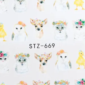 Detailopname van nagelstickers met kleurrijke bloemenkransen op schattige dieren illustraties