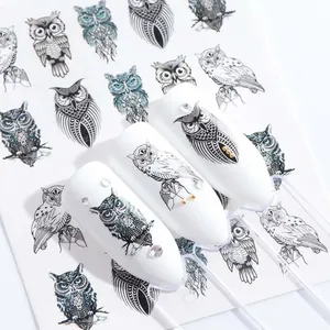 Detailopname van uil-nagelstickers met fijne schetsmotieven en decoratieve kristallen
