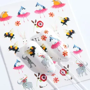 Detailweergave van nagelwaterstickers met aquarellen van dieren en bloemenpatronen