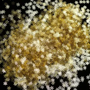 Détail macro de flocons de neige 3D en métal pour nail art, couleurs or et argent