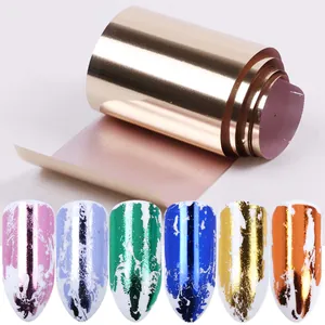 Detalle de láminas de transferencia para uñas en oro rosa con efecto metalizado brillante