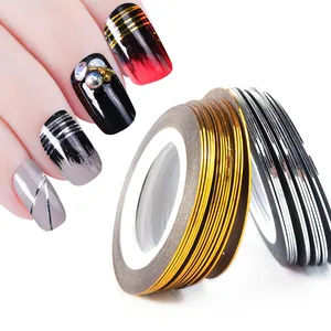 Gros plan de rubans métalliques dorés et argentés de 0,5 mm appliqués sur les ongles
