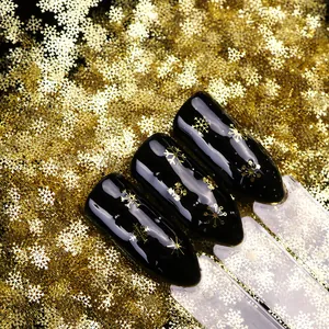 Autocollants 3D de flocon de neige dorés pour ongles sur base noire pour Noël