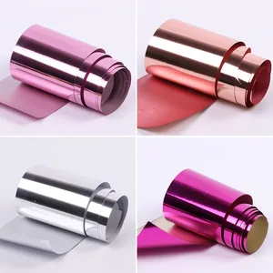 Detalle de cuatro rollos de papel de aluminio metálico para uñas en varios colores