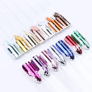 Detalle de láminas metálicas para decoración de uñas en varios colores sobre tips