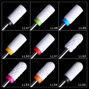 Detailopname van witte keramische nagelbits met diverse texturen en gekleurde ringen