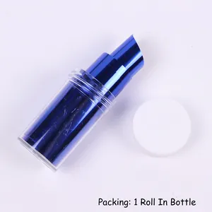 Detalle del rollo de lámina metálica azul para manicura DIY en botella de plástico