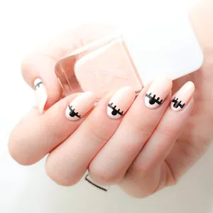 Autocollants ongles œil minimalistes avec motifs de cils sur base de vernis rose nude