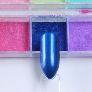 Gros plan détaillé sur la poudre à ongles chrome bleu foncé au fini métallique scintillant