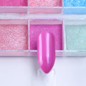 Vue macro de la poudre pailletée rose nacrée pour ongles avec effets brillants
